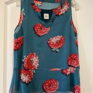 CABi sleevless V-neck blouse floral with a bulit in cami, Womens size Med
